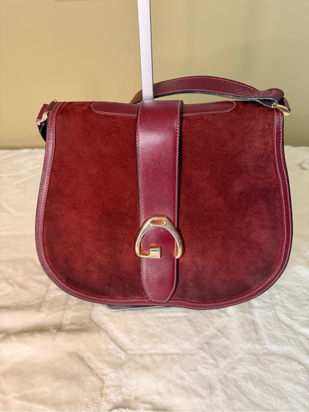 Gucci vintage Burgundy Suede Saddle Shoulder Bag with Gold Hardware - Picture 2 of 16